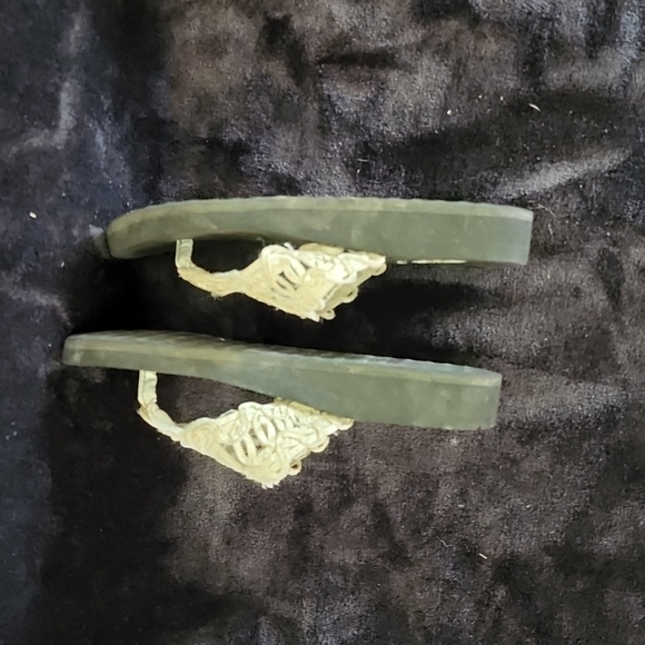 Girls Size 11 Yellow Box Flip Flops - Picture 2 of 3